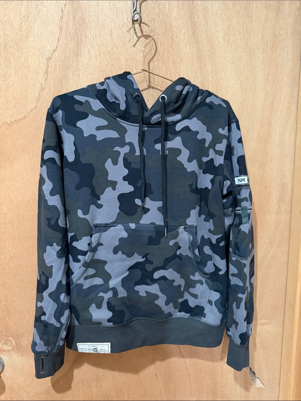 Thumb Men's Black & Gray Camo Pullover Hoodie with thumb hole